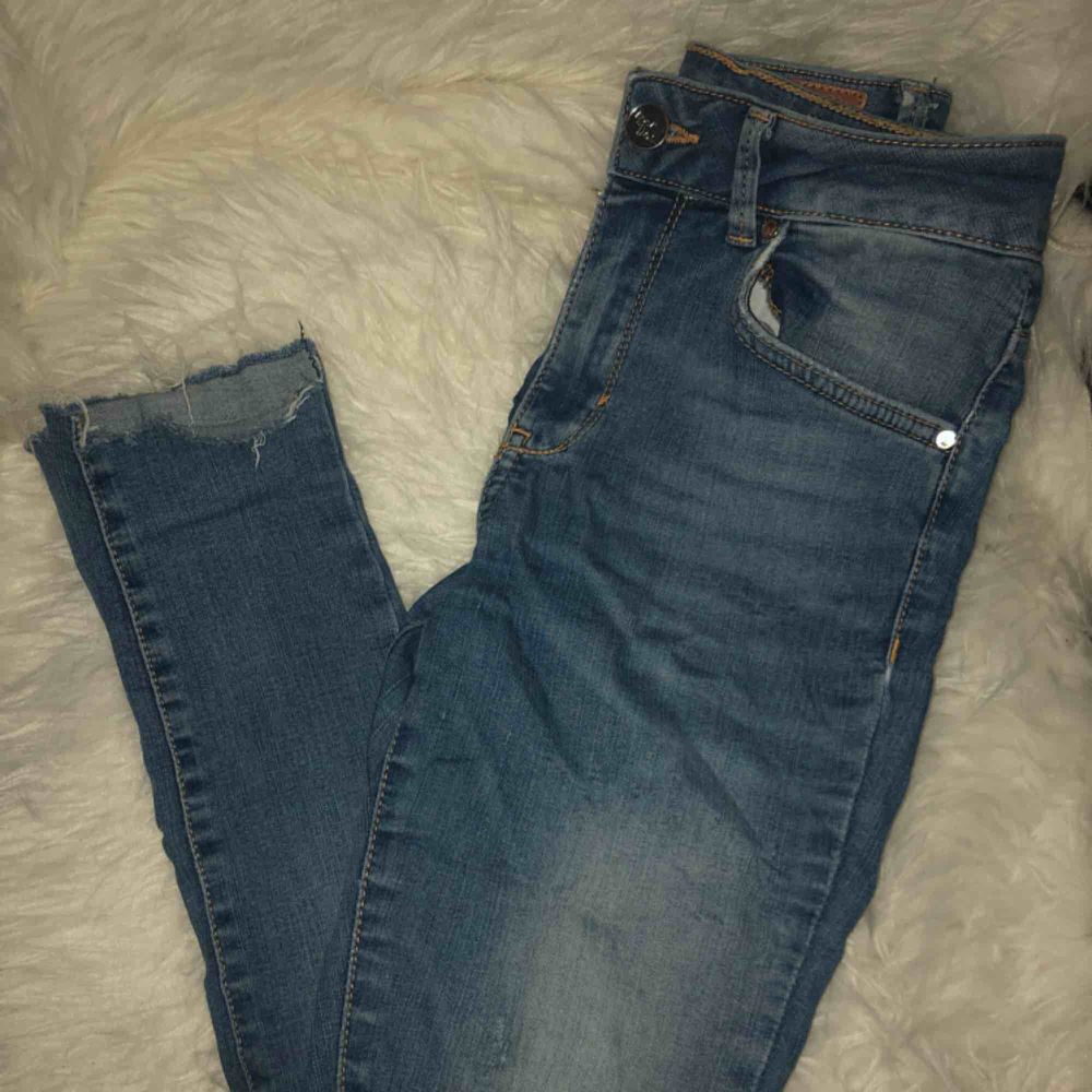 Blåa jeans med slitningar på knäna, ena låret och längst ned vid ankeln!! Hög midja💙. Jeans & Byxor.