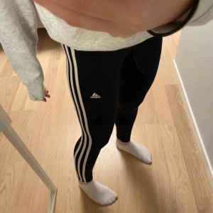  - Jättesköna träningstajts från adidas. Bra skick. Frakt ca 50kr
