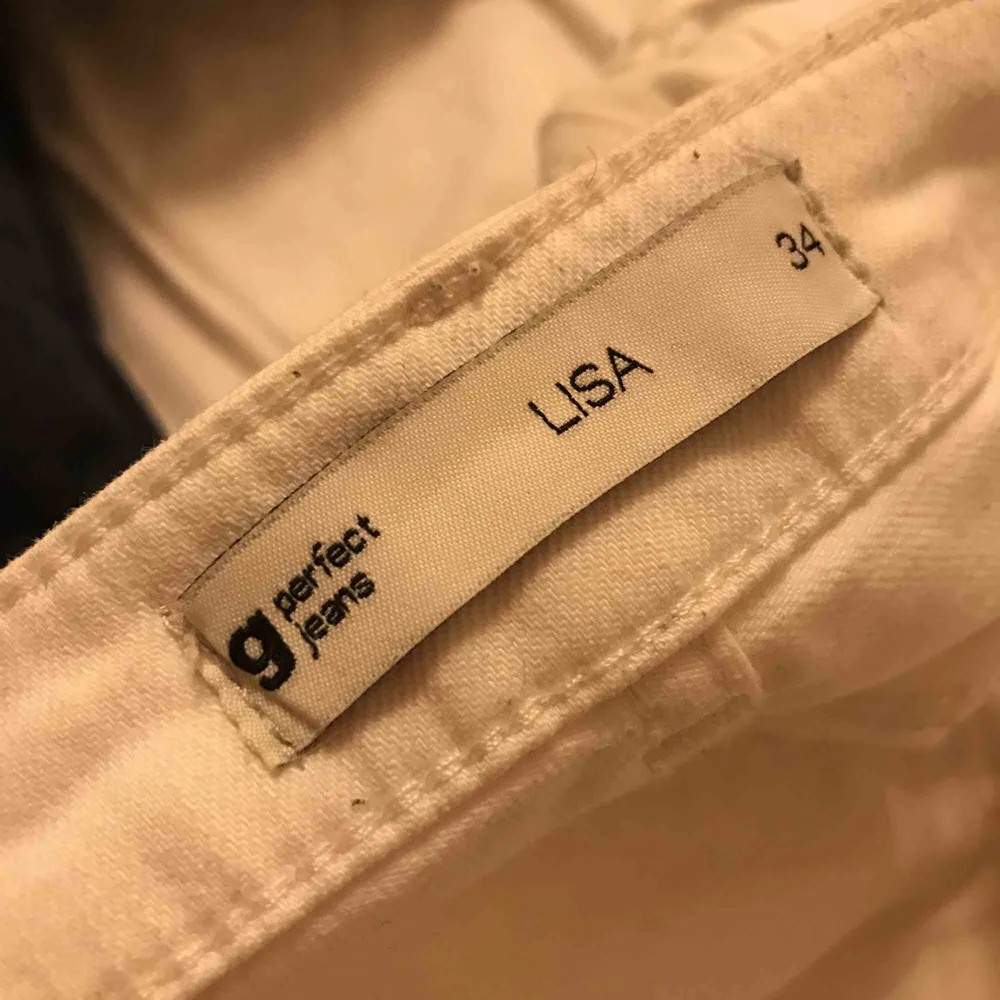 Ginas perfect jeans i modellen Lisa!!💕 Sparsamt använda🤝 Jag är 172 cm och har strlk xs/s😇 Superfina och bra nu till jul/nyår, hör av er vid frågor eller fler bilder😚💘 (skitsnygga till overknees!!)😍 Priset går att diskutera, inköpta för 400 kr💗. Jeans & Byxor.