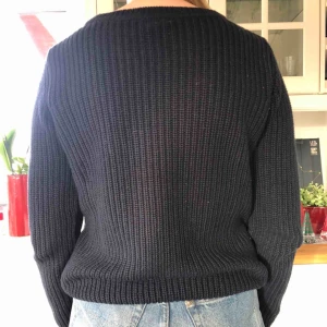  - Marinblå stickad tröja från Vero Moda. Köparen står för frakt🥰