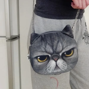 Grumpy Cat axelremsväska - Supersöt axelväska med kattmotiv. 20x15cm  200cm kedja