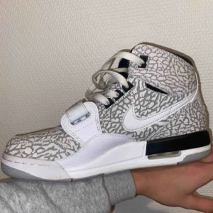  - Air Jordan 1, använda 2 gånger.  Nyskick, riktigt snygga och sköna. 