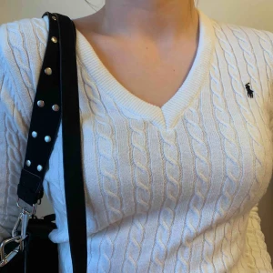  - Sparsamt använd stickad tröja från Ralphlauren! Storlek L men passar mig som oftast är en S. Super fin, vit och äkta