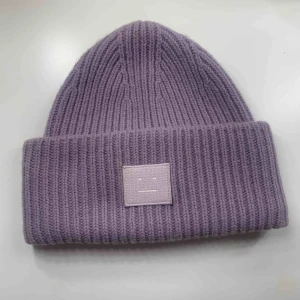  - Säljer min fina Acne mössa för att jag slutat använda den, den är köpt för ca 1 år sen o inte använd för mycket! Inga fläckar, smuts eller slitningar. 