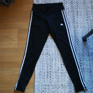  - Träningsbyxor med mediummidja från Adidas i fint skick. Hämtas i årsta