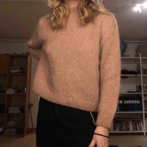  - Asmysig stickad tröja i en kall rosa färg. 