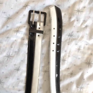  - Svart och vitt bälte! Köpt på secondhand, har några repor här o där men inte så tydliga. Frakt tillkommer 🚚💕