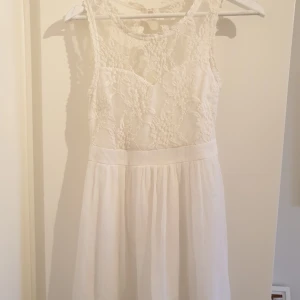  - Klänning med spets och öppning i ryggen från Vero Moda. Använd en gång. Frakt tillkommer! 