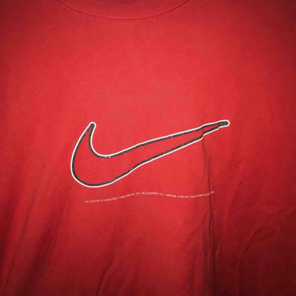 Skit snygg Nike tröja som tyvärr aldrig kommer till användning, köpt på humana seacondhand, använd ca 3 gånger bara❣️. T-shirts.
