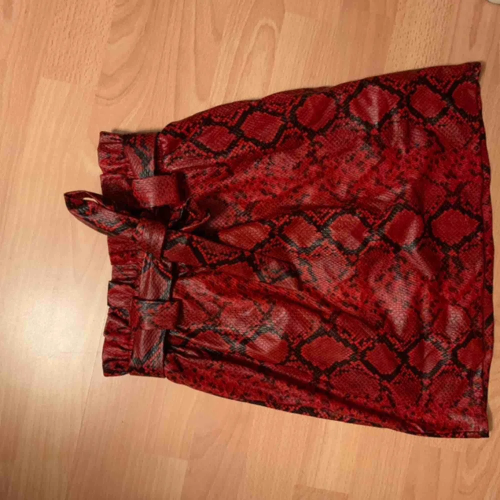 Röd ormmönstrad kjol från Gina Tricot. Använd 2 gånger så den är samma skick som vid inköp. Säljer för 100kr +42kr för frakt 😇💛. Kjolar.