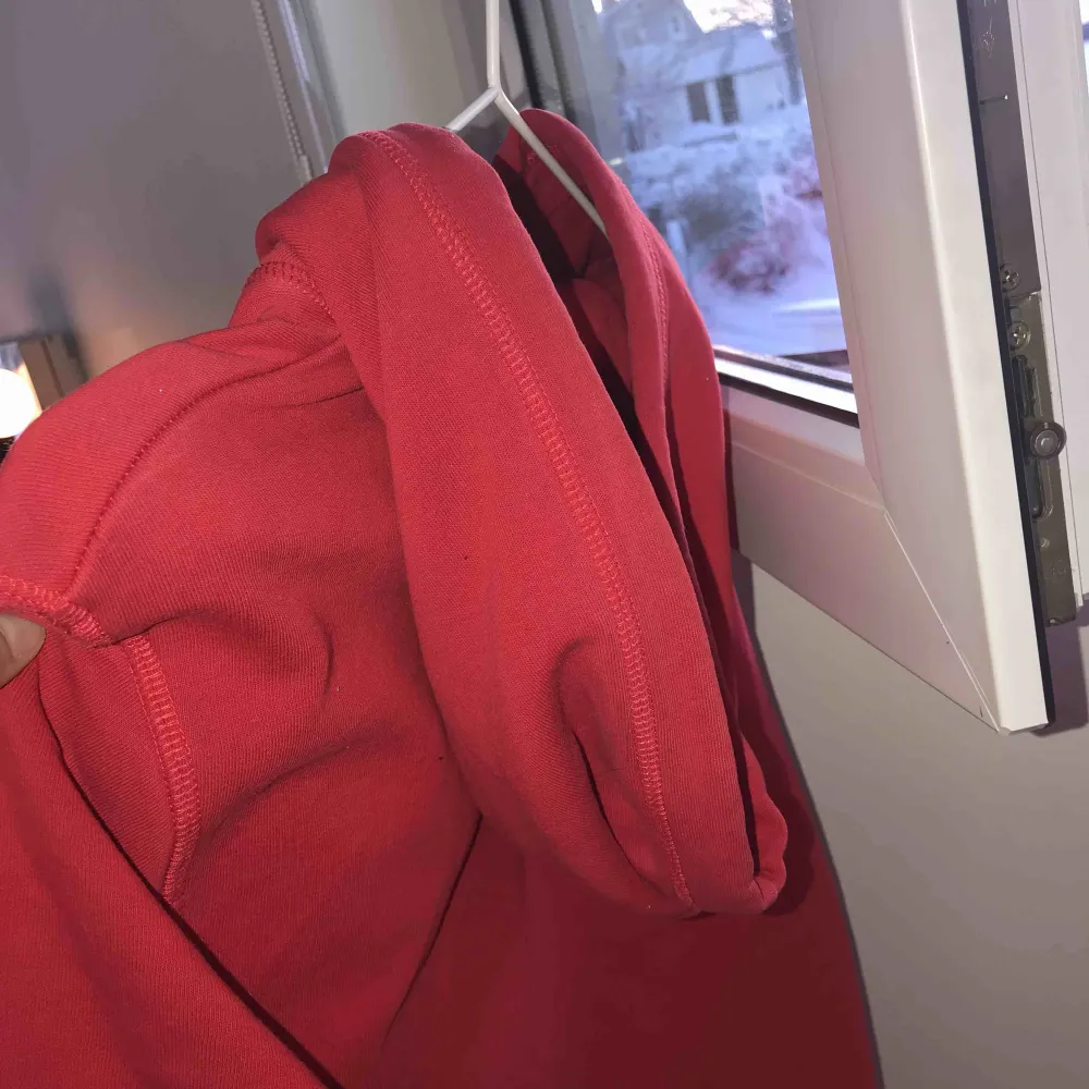 Röd hoodie från H&M, knappt använd, nypris 250kr, köparen står för frakt. Hoodies.