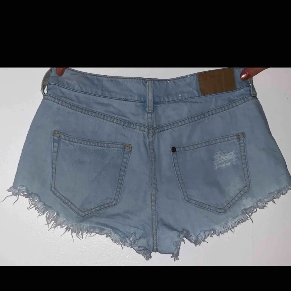 Ljusblå denim shorts från H&M. Använda endast en gång pga. Fel storlek! Superbra kvalité och väldigt fina detaljer!. Shorts.
