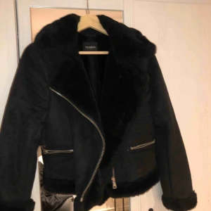 - Skönaste jackan!! Sitter oversized på en S. Jätte snygg nu till vintern. Sparsamt använd. Säljer åt en kompis! ✌🏼Köparen står för frakten! Högst bud får den!