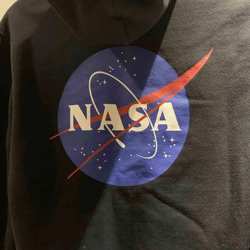Säljer denna NASA- hoodien från HMs herravdelning. Sitter inte allt för stort. Skulle säga att den passar både XS-M, om man är tjej. Frakt tillkommer. Hoodies.