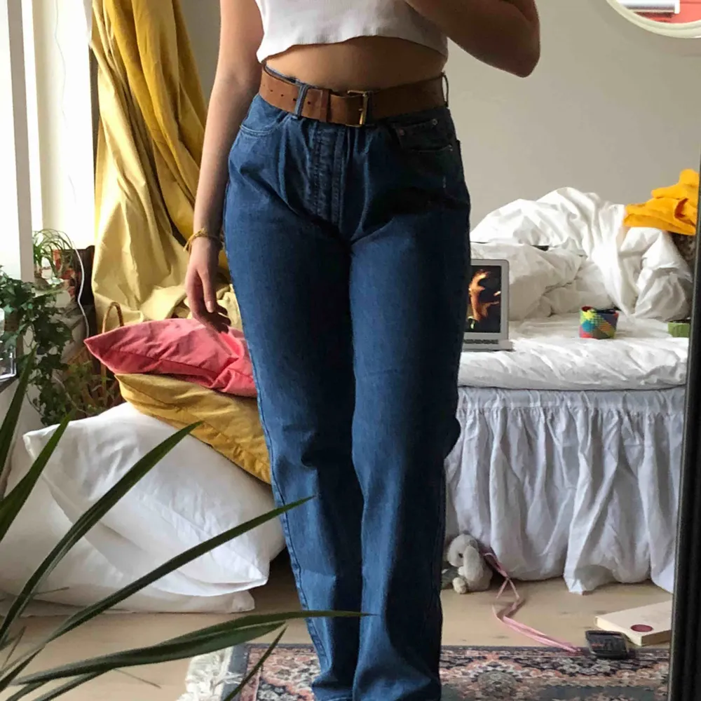 As snygga vintage jeans, lite stora i midjan men fungerar jättebra med skärp💙 jag är 176cm lång och dessa går hela vägen ner för mig, de lägger sig snyggt på skorna, frakt tillkommer🧡. Jeans & Byxor.