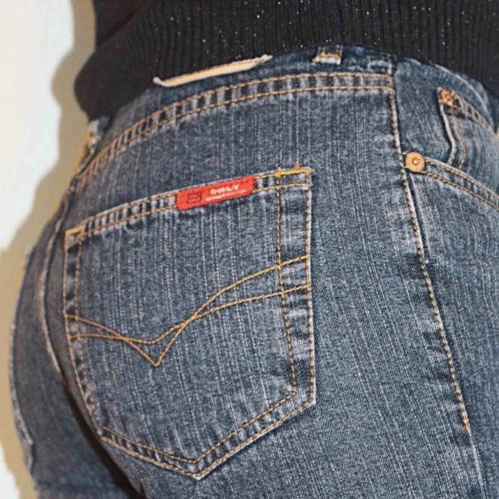 En snygg byxa i en rak modell, en perfekt blå jeans-färg som går att matcha med det mesta!!🥰🥰 Modellen är 171 cm lång.. Jeans & Byxor.