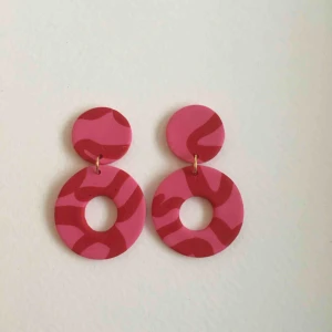  - Unika handgjorda juliga örhängen som passar året om💗💗 går även att få med silvriga detaljer. •nickelfria •frakt 9kr •insta: dorisclaydesign 