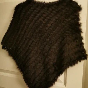  - Äkta päls  poncho säljes för används inte längre Färg, mörkbrun Finns några sömmar som sticker ut lite (se andra bilden) inget som stör tycker jag 