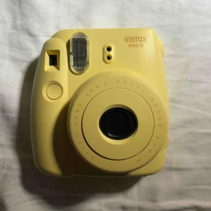 Kamera  - En gullig gul instax mini 8. Köpt för 800kr. Lite smutsig men i gott skick. Bilder kommer inte med