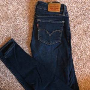  - Äkta Levis jeans nr 711. Oanvända strl 24