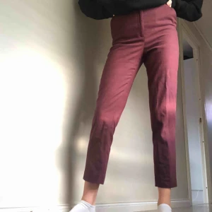  - Vinröda kostymbyxor från monki. De har blivit lite noppriga då de är i filt material ish. Dock supersköna! Säljer eftersom jag tycker de är lite korta på mig som är 168. Frakt ca 40
