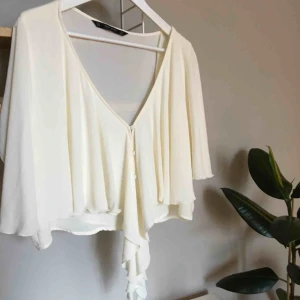  - jättefin blus från Zara, säljer pga för stor storlek Frakt 49 kr, totalpris 99 kr