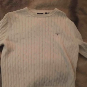  - Stickad gant säljs för 200 iksv frakt 