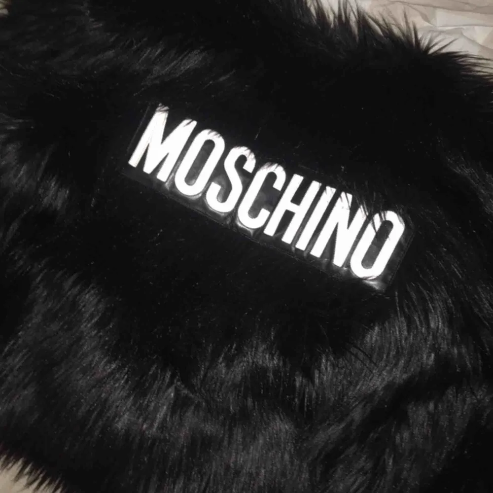 HMxMOSCHINO jacka köpt för 1 år sen, det är en Limited edition jacka och går då alltså inte att få tag på utan second hand. Sjukt ball och varm dock inte min stil..galje och påse tillkommer. Jackor.