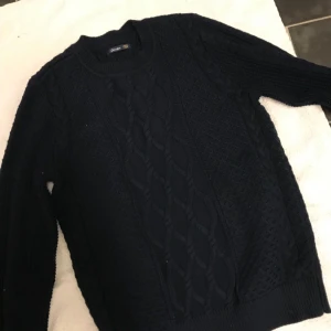  - Marinblå stickad tröja från Crocker Storlek S Aldrig använd. Frakt får du stå för själv. 