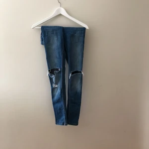  - Snygga slitna, fåtal använda,från nerver denim frakt 60kr 