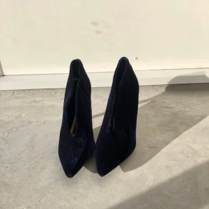  - Oanvända sammetsklackar från NA-KD säljes. Strl: 40.