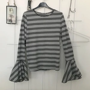  - Randig ribbad tröja med volang vid ärmsluten, inköpt på Zara. Superskön och sparsamt använd! Passar en S/M