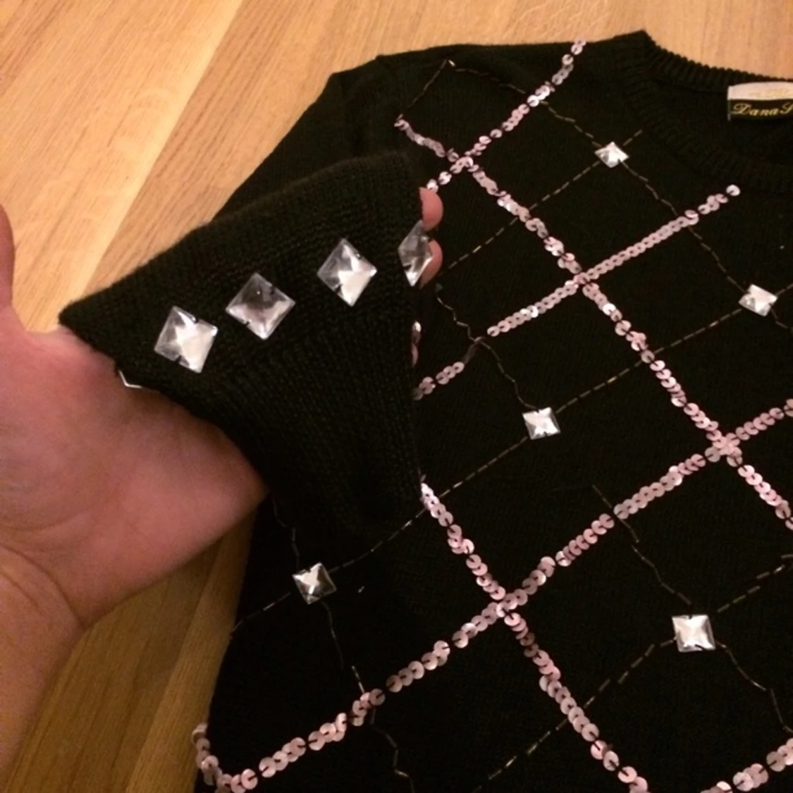 Jättesnygg paljettmönstrad tröja köpt vintage. Använd 1 gång, passar storlek 36-40. 