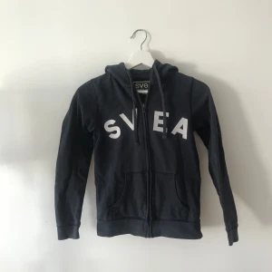  - En munkjacka / kofta från Svea som jag köpt för några år sedan! Lite söndrig nere i ärmarna som bild 2 visar men funkar fortfarande men där av det billiga priset!