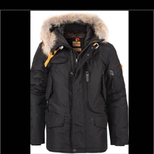  - Säljer en äkta Parajumpers herrjacka modell right hand i svart storlek L. Knappt använd. Nypris 9499kr. Säljs för 4900kr ✨