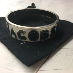  - Äkta bangle från Marc by Marc jacobs. Knappt använt, i nyskick. Nypris 1099