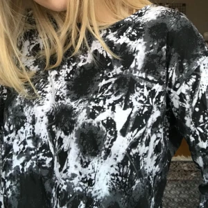  - Spräcklig tröja från monki. Aldrig använd. Möts upp i Stockholm annars tillkommer frakt.