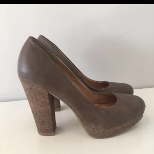  - Beige/bruna klackar från din sko, Stl 37, otroligt sköna. använda vid några få tillfällen! 