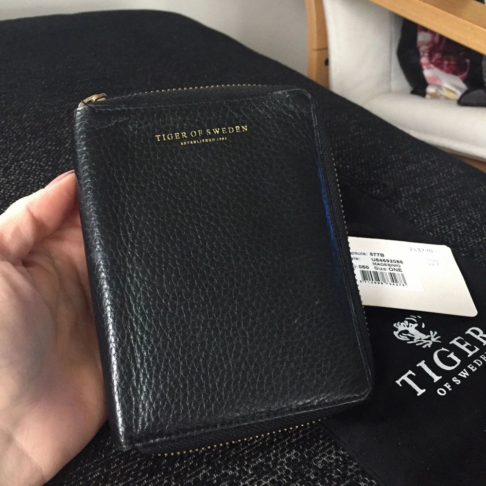 Tiger plånbok använt ett tag men | Plick Second Hand
