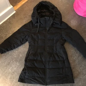  - Fin vinterjacka lite längre modell men inte som en kappa. Varm och go. Storlek S men passar M också. Finns centralt
