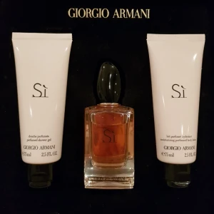  - Helt oanvändt kit med Sì produkter från Georgio Armani Innehåller: 50ml parfym, 75 ml shower gel och 75 ml body lotion. Nypris: 840 kr  Frakt inräknat i priset
