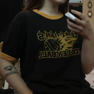finaste ”volleyboll” t-shirt köpt i ett secondhand-stånd på emmabodafestivalen! svart & gul.