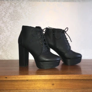  - Ascoola klackskor i svart fuskläder! 11,5 cm klack. Snörning + dragkedjor. Några år gamla med lätt slitage. Supersköna och perfekta till festen 👯‍♀️