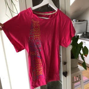  - Funkar som S också. Sporttröja, jätteksön. Stryks såklart innan köparen får den.