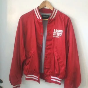  - Baseballjacka ☄️ Bra kvalitet. Köpt på beyond retro. Frakt tillkommer om man vill få den skickad. 