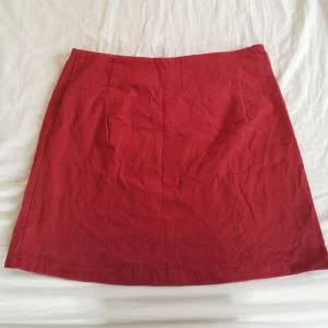  - Jättefin röd manchesterkjol! Väldigt fin manchester och bra kvalitet! Köpte den med tanke att sy in den men det har helt enkelt inte blivit av så säljer den istället. Skulle säga att det är str large, kan ge mått om det behövs! 