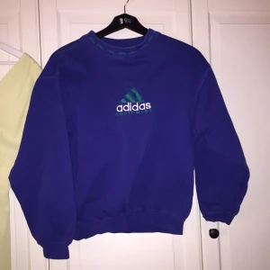  - Cool blå Adidaströja som passar alla. Använd men i bra skick👕🌎💙betalningen sker via Swish och frakten ingår i priset! 🌀