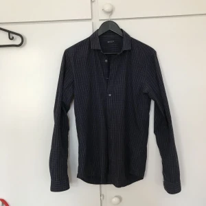  - Säljer nu min Tiger of Sweden skjorta. Är en slimfit storlek M, herr. Går att frakta