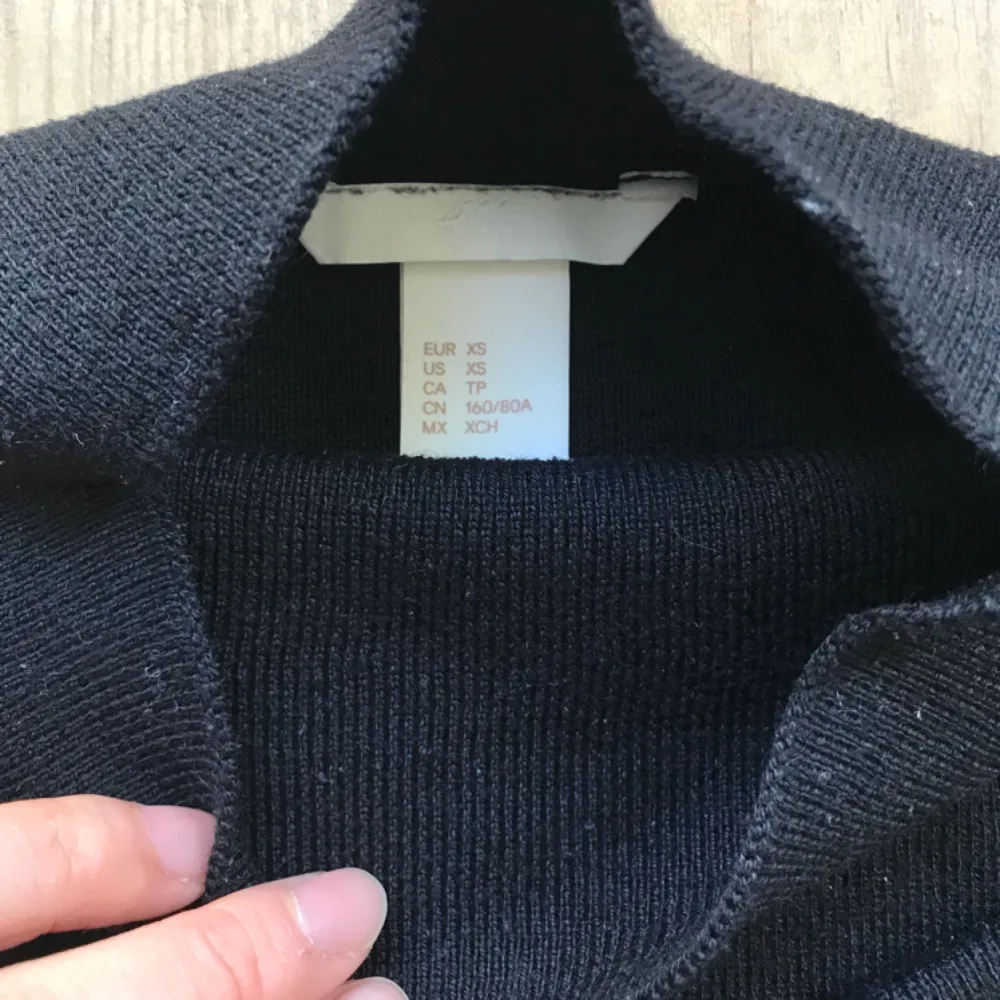 Black is the new orange. It’s a back to basics high collar sweater from H&M I’m letting go of. Made of recycled polyester, part of their Conscious collection. It keeps you quite warm during colder days. I’m medium as size so this XS is ridiculously big and wears perfectly like a medium.. Tröjor & Koftor.