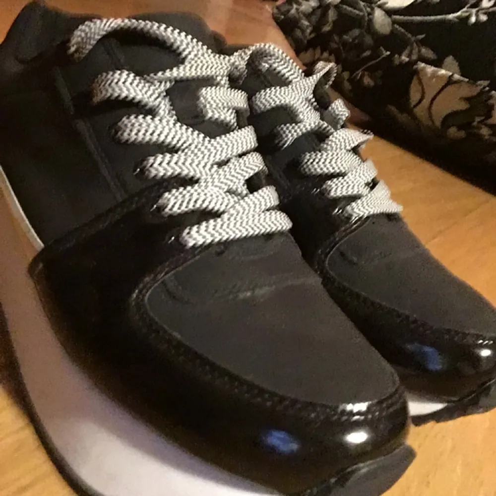 Snygga sneakers med platå och silvriga/svarta detaljer från hm. Aldrig använda så i bra skick! . Skor.
